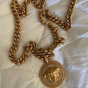 Médusa m’en Versace chain with crystal diamonds